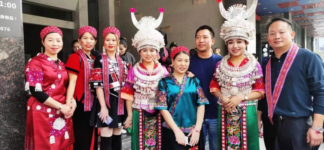 广东苗族同胞欢度新年金竹乐队阿蕾娥组合请你喝下这杯拦门酒