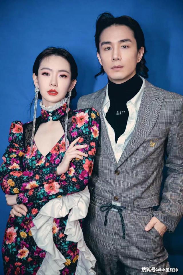 戚薇又跟老公在秀恩爱了,深v领旗袍大秀好身材,气质性感撩人
