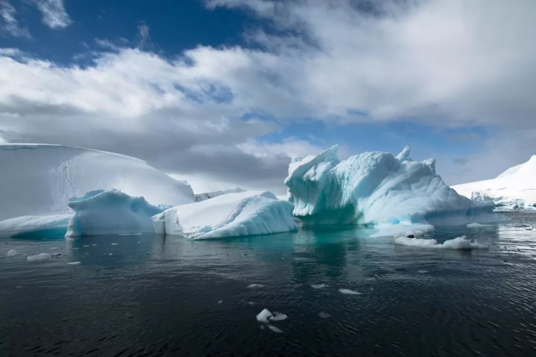 在冰架边缘与大海交汇的地方,冰与海水相互作用,使得