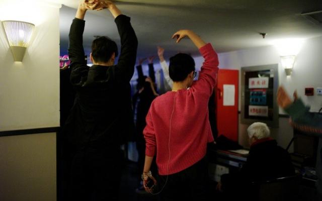 许晴晒如梦之梦彩排照片对镜笑开怀可爱又优雅