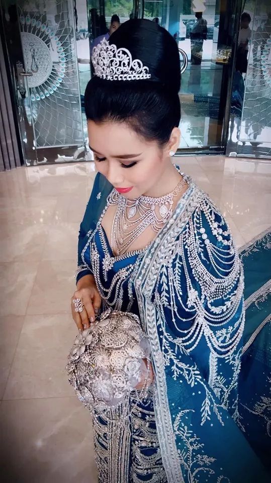 顶级翡翠礼服惊现缅甸世界环球选美大赛千万人民币蛋面镶嵌惊艳全场