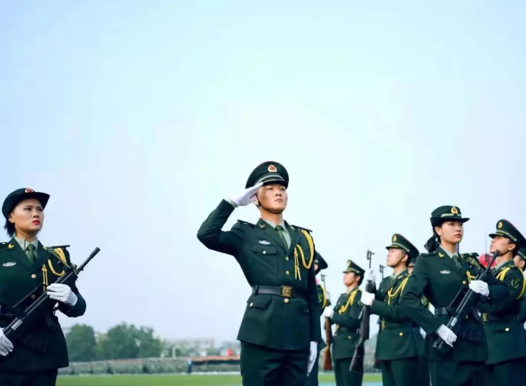 我药学子于每一次朝阳光辉中向祖国敬礼