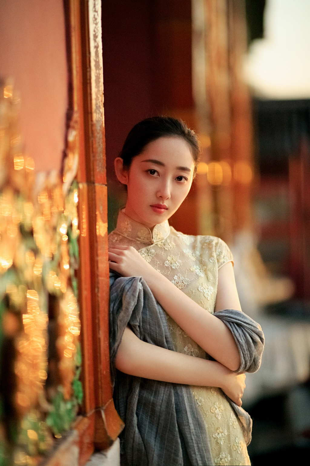 蒋梦婕上新了故宫造型身着旗袍定格历史表情