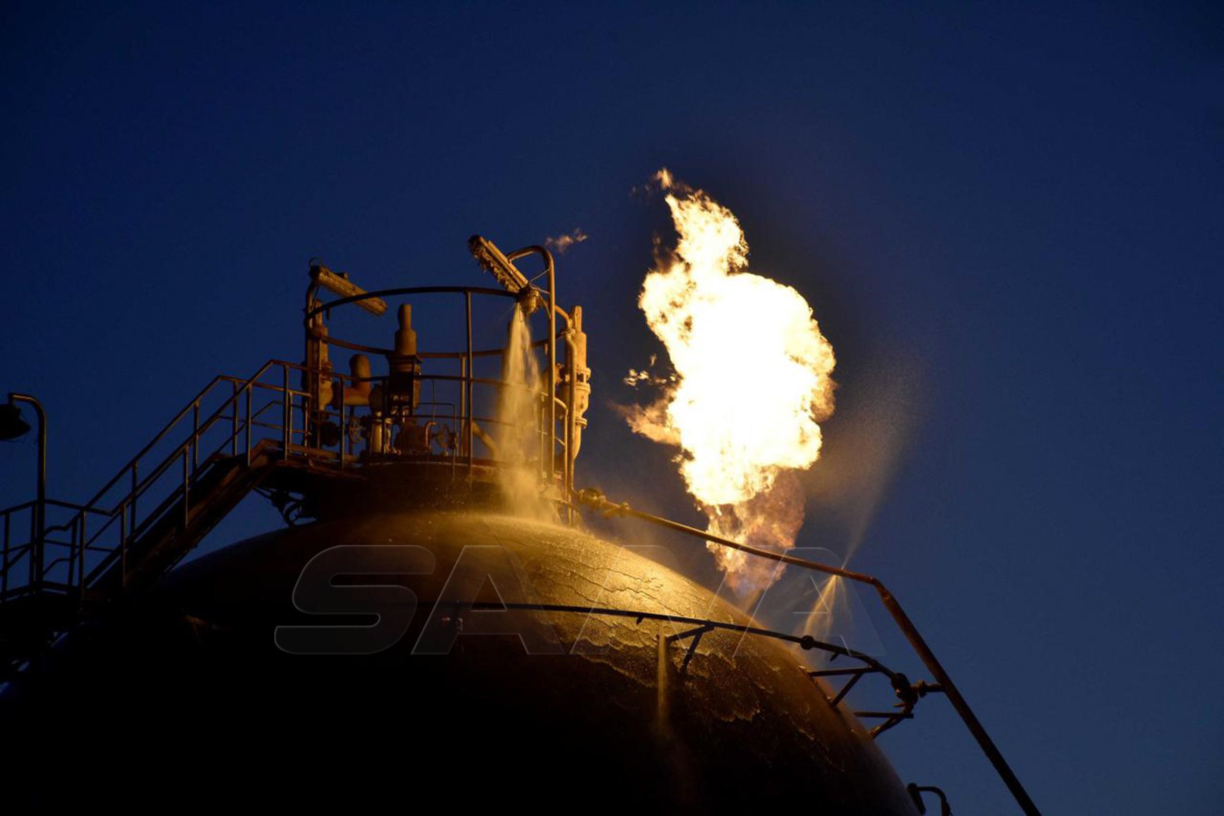 原创火光冲天!叙石油设施被炸,蹊跷的是,刚和俄签完合同,叙媒暗示