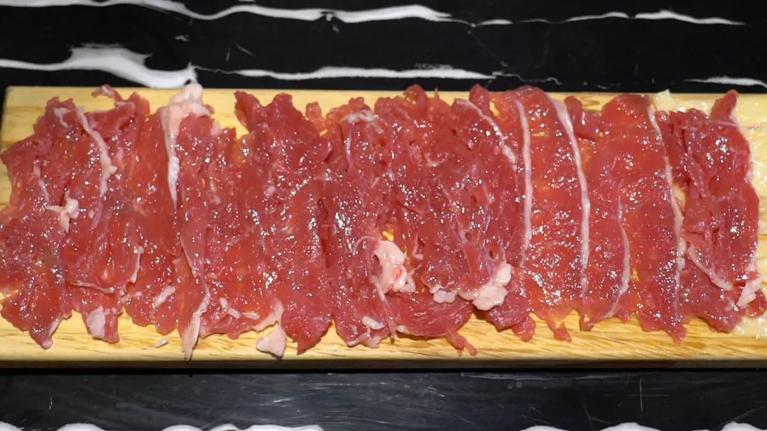 一米长的木板上放着三种鲜牛肉,广东人对于牛肉的部位有着独特而又