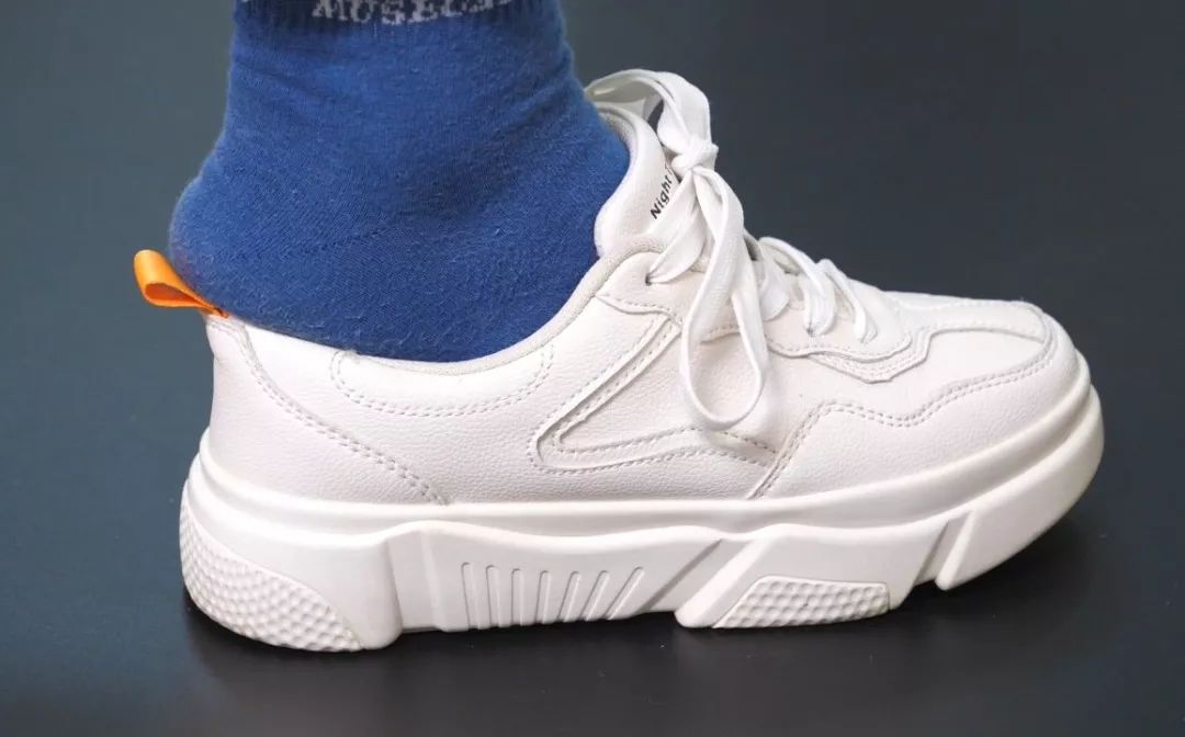 其实正确的穿鞋方式是:用手拎住这个小拉环,这样就不会把鞋后跟踩塌陷