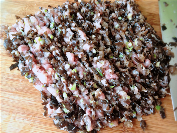 猪肉蒜黄木耳馅饺子的做法