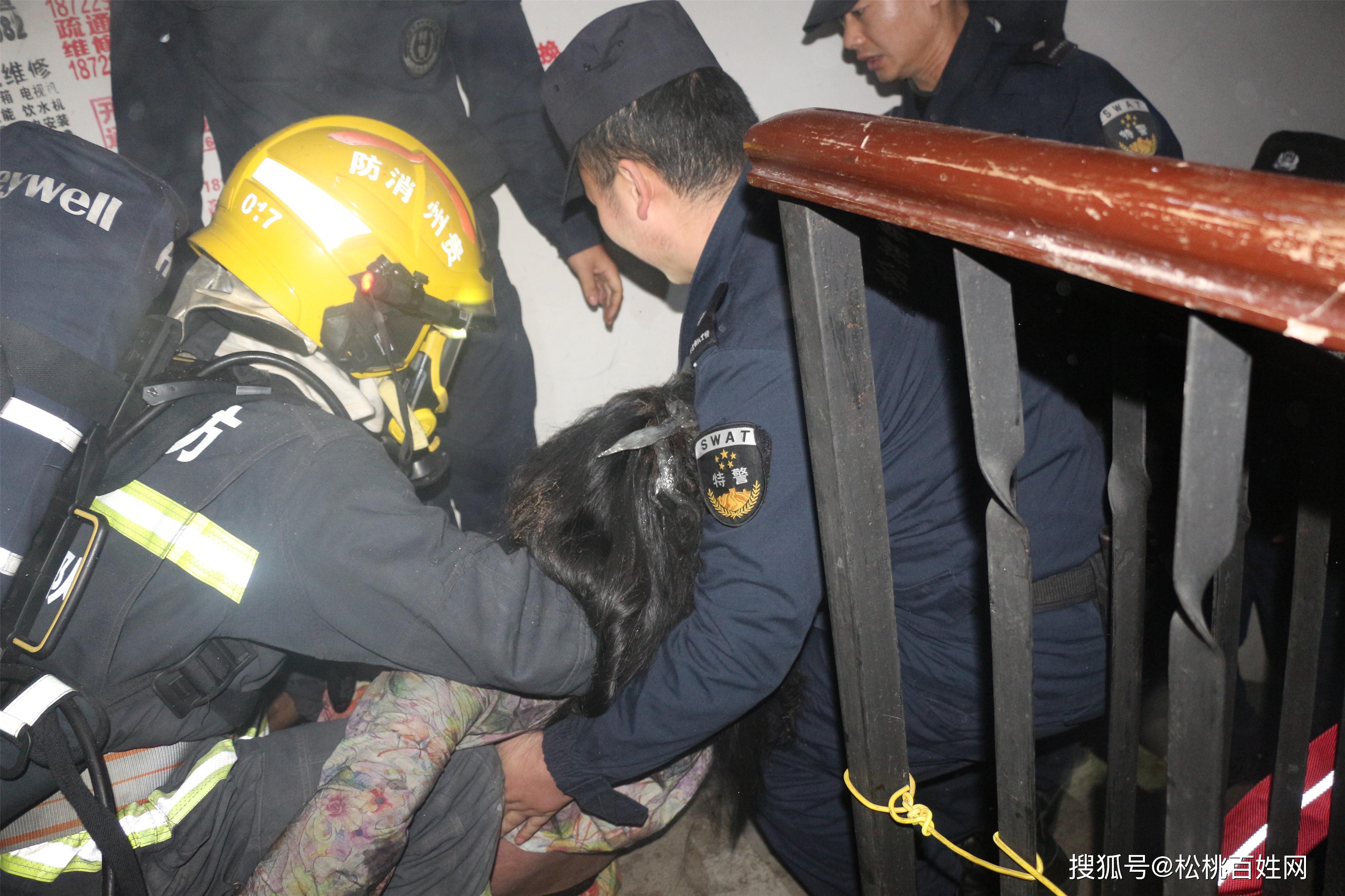 贵州松桃母子3人被困火场消防成功营救