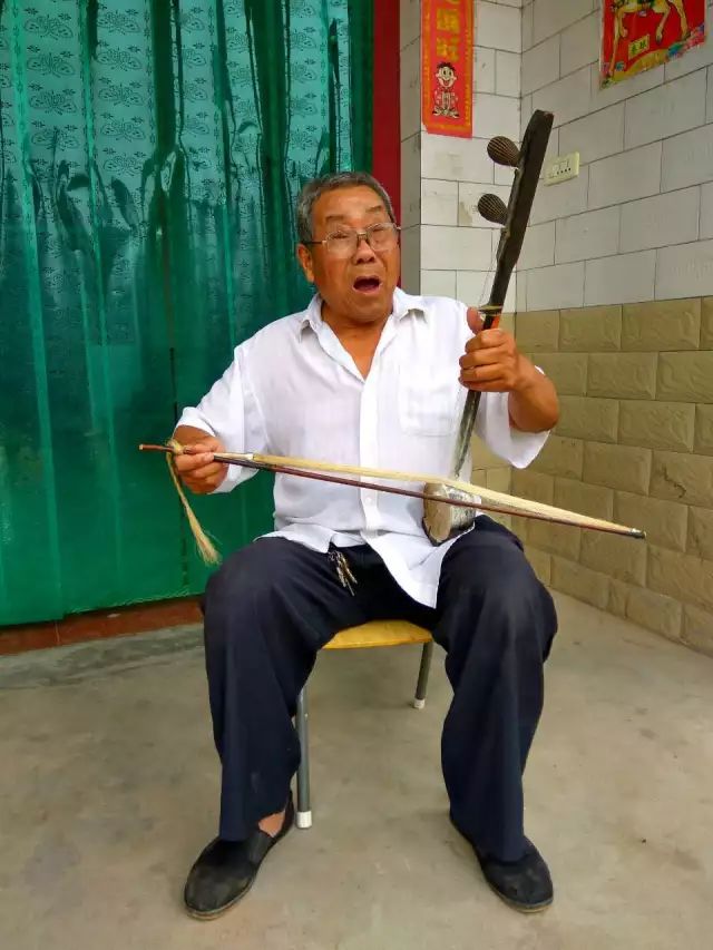 生于1944年,民间著名东路迷胡老艺人,原籍华阴,自幼酷爱家乡地方戏