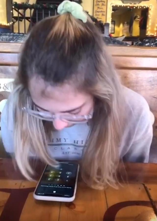 女孩用口水解锁了一台手机