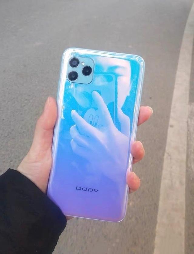 原创朵唯出新机,外观"撞车"iphone 11 pro,女性手机变老人机?