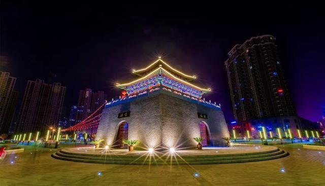 沧州鼓楼正式的称呼叫做"闻远楼",这里一直都是沧州城的地标性建筑.