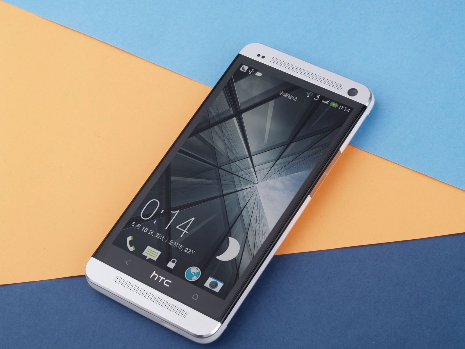 htc m7是第一个采用全金属机身的手机,而iphone 5彻底让手机进入了"