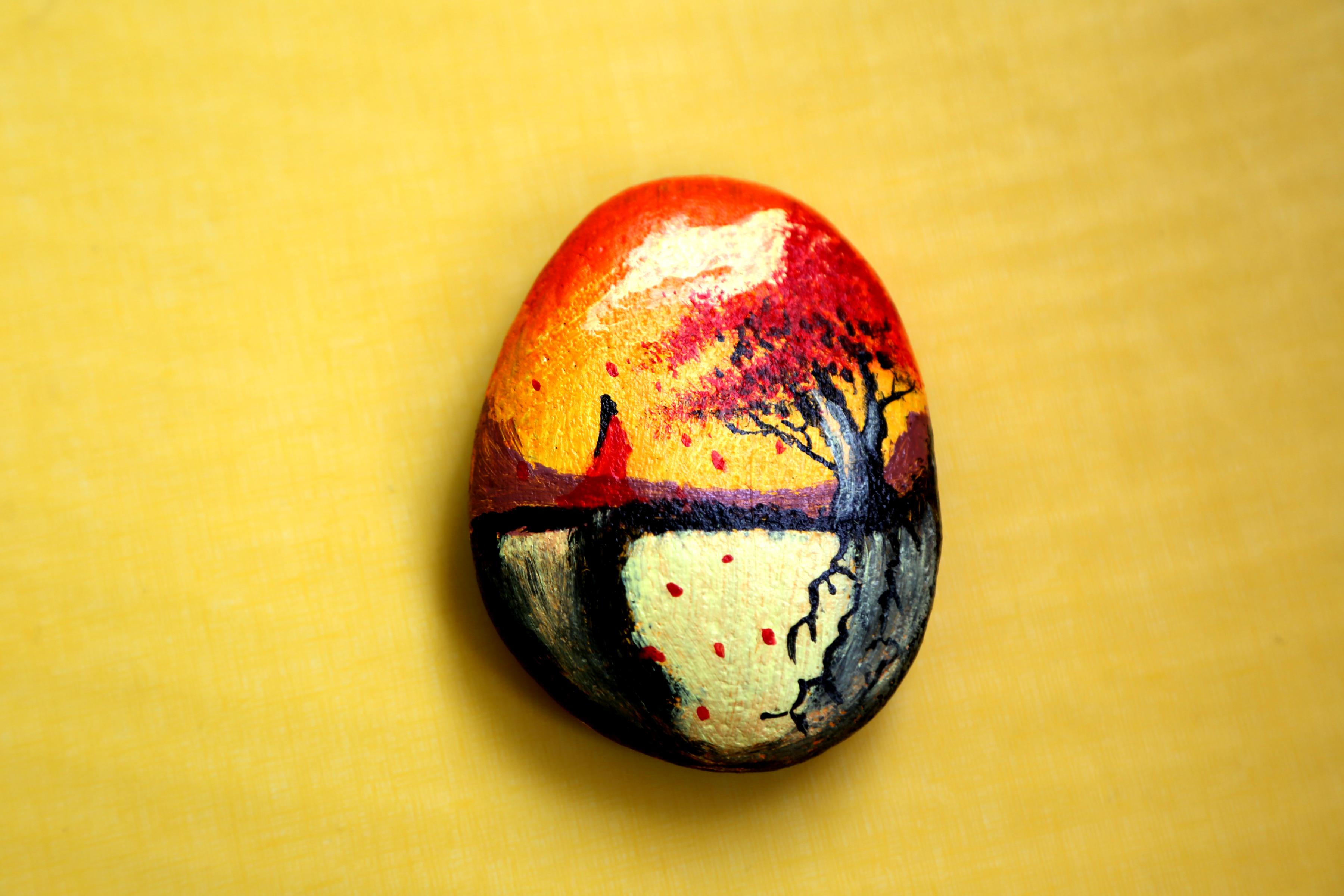 下面我们看看希望幼儿园的巧手老师手绘的唯美石头画,是不是有点唯美