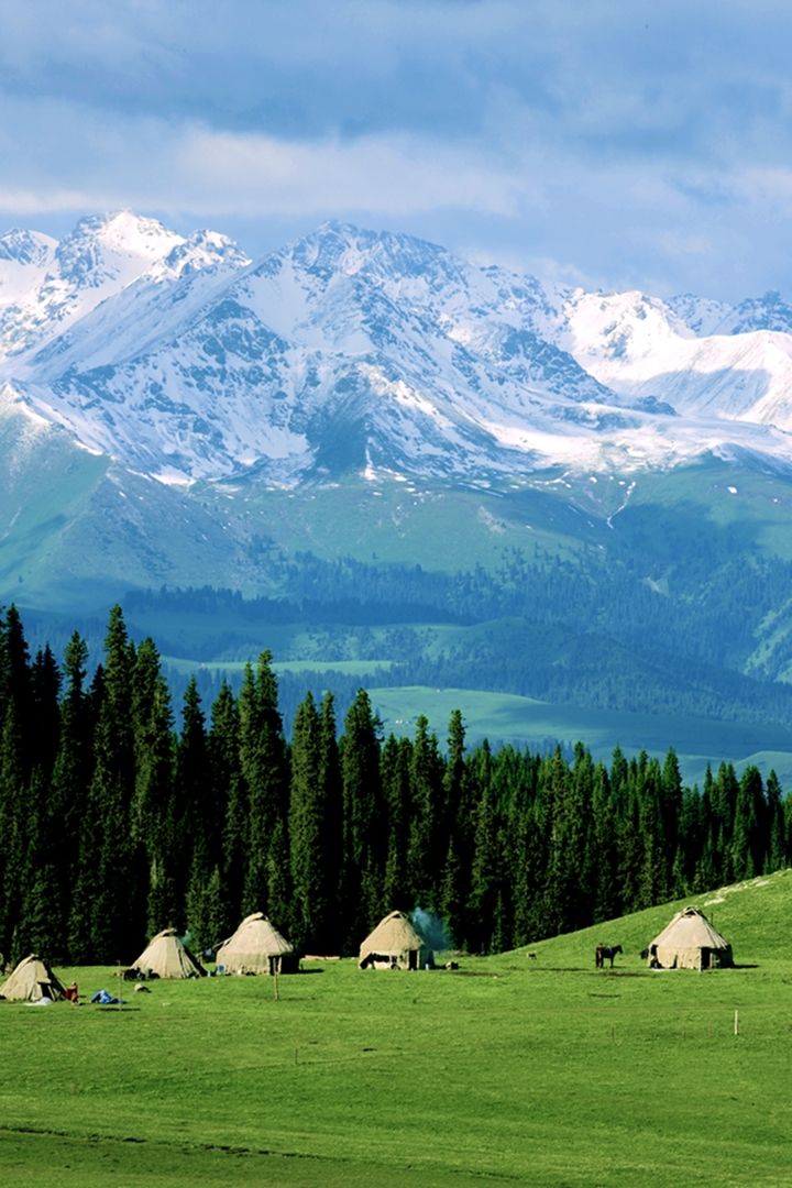 大美新疆伊犁最美的草原在这里五花草甸温泉飞瀑石林冰川