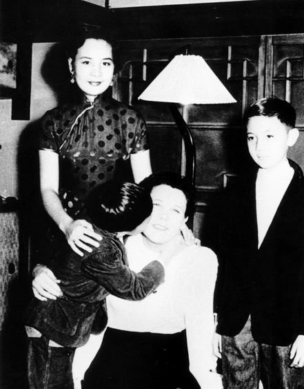 "蒋孝文听后,轻蔑地笑了,他不答话,只是朝警局墙上挂着的蒋介石画像指