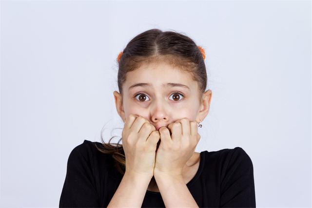 "妈妈,我害怕!"孩子害怕的时候,"别怕"只会让孩子更胆小