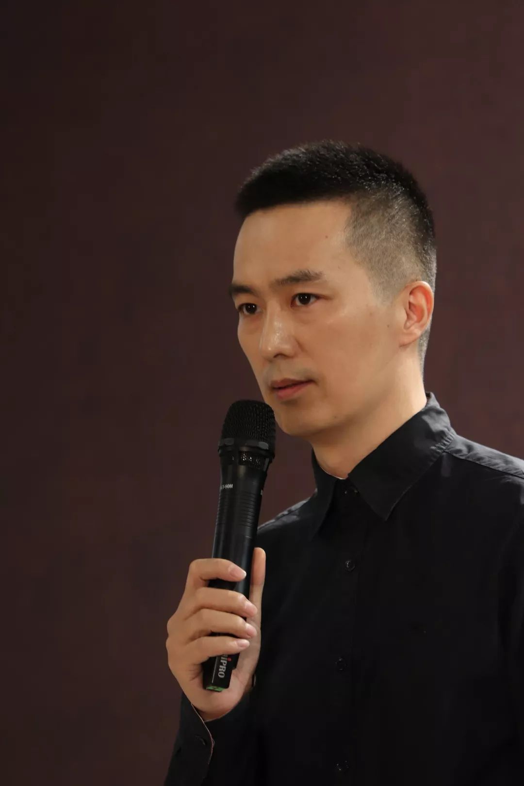 年10月8日),中国朦胧诗派的重要代表,被称为当代的"唯灵浪漫主义"诗人