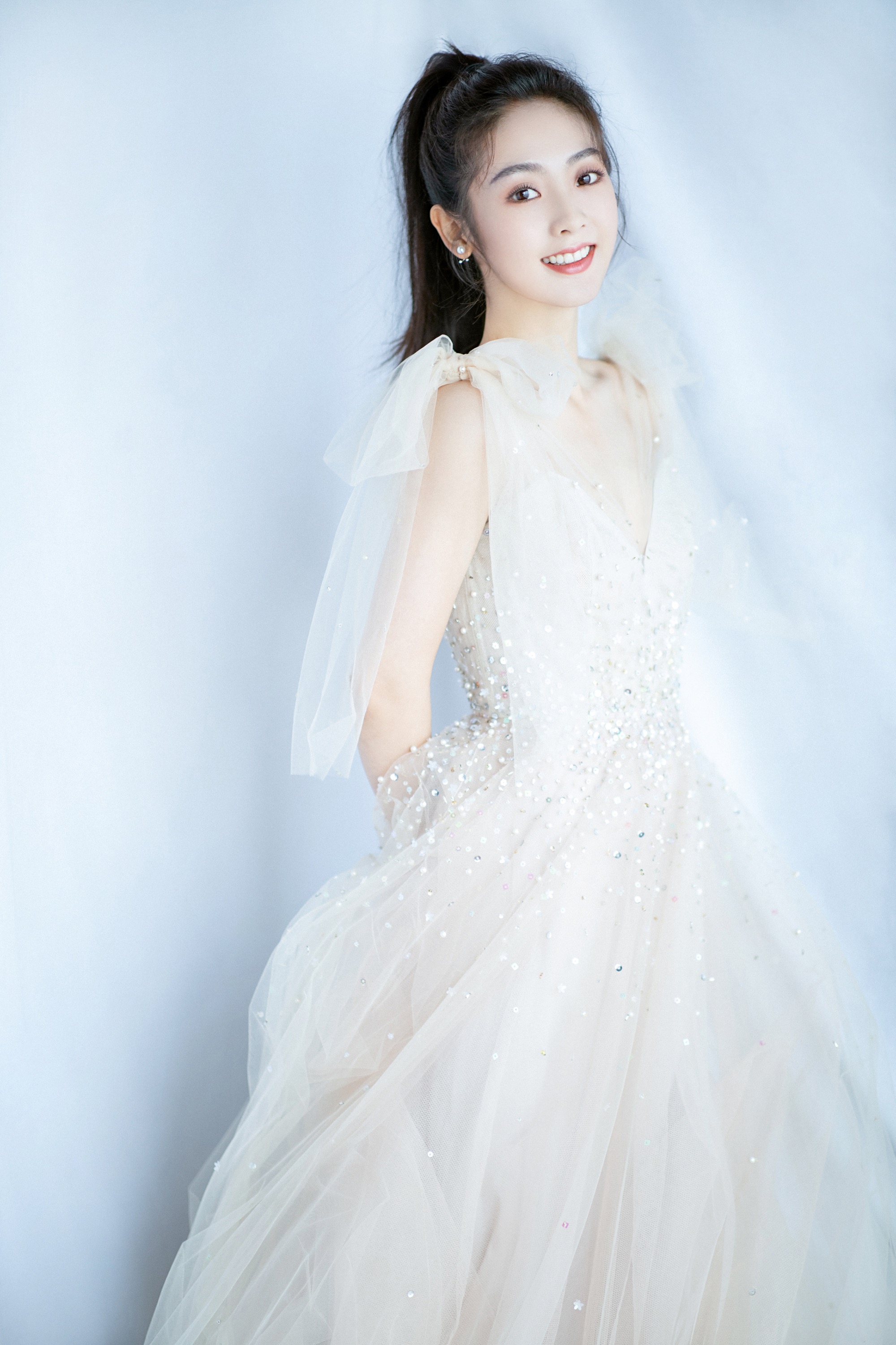 邢菲穿薄纱仙女裙少女感十足上围突出若隐若现