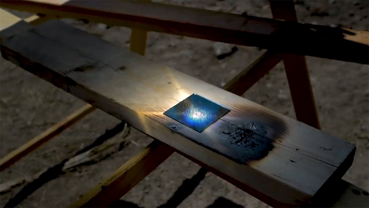 如果很强烈的太阳光照在镜子上镜子是将光反射掉还是会破坏镜面