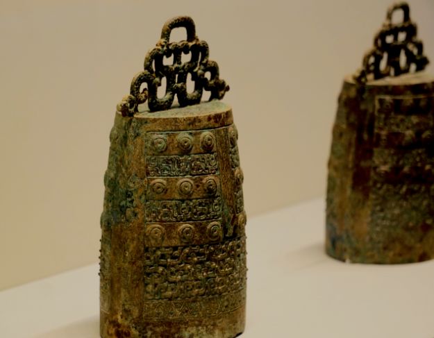 镈钟刘家洼还出土了形状呈卷云形的石编磬,也是两组十件.