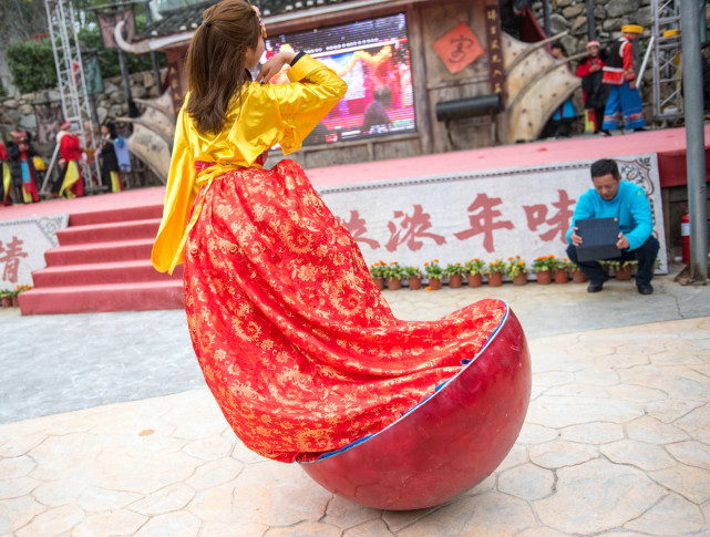 原创和"不倒翁小姐姐"牵手,无须去西安不夜城了,武汉这地方也能见到