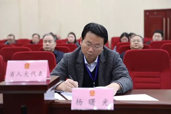 内乡县县长杨曙光,省人大代表,内乡县余关镇子育村党支部书记王建伟对