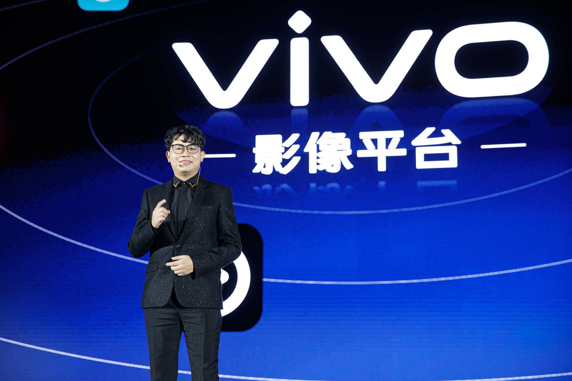 原创同行都看傻了这个摄影师用手机来拍一整场发布会