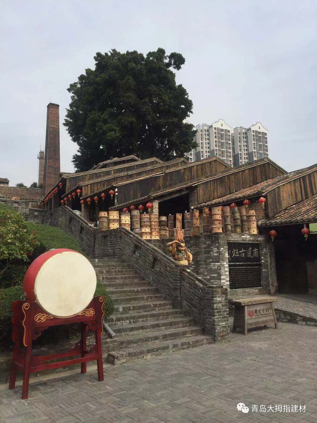 长长的龙窑,正好遇见正在参观的学生们.