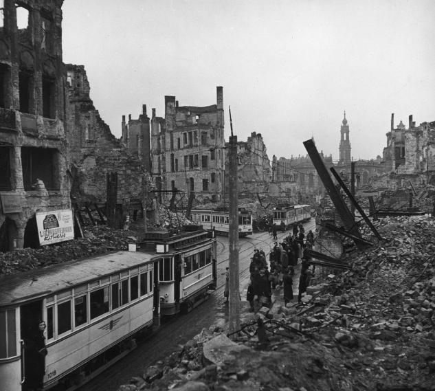 二战德国1500万男人战死后,女人只能走上街头,可她们却因祸得福