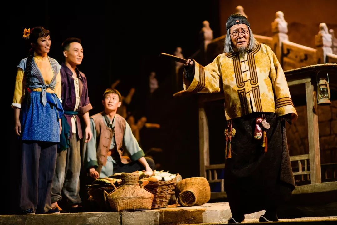 饰 关二爷(右一)据悉,话剧《运河1935》作为北京文化艺术基金2019年度