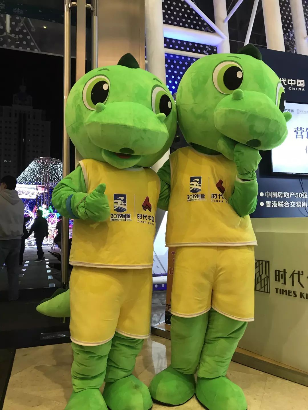 "龙龙"人偶在这里,一起互动"嗨翻天!