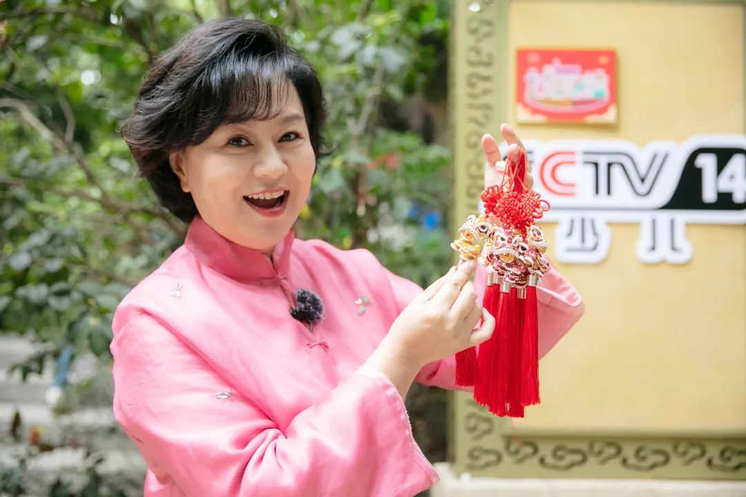 这不,小朋友们喜欢的鞠萍姐姐也来了~鼠年快到了,少儿频道《过年啦》