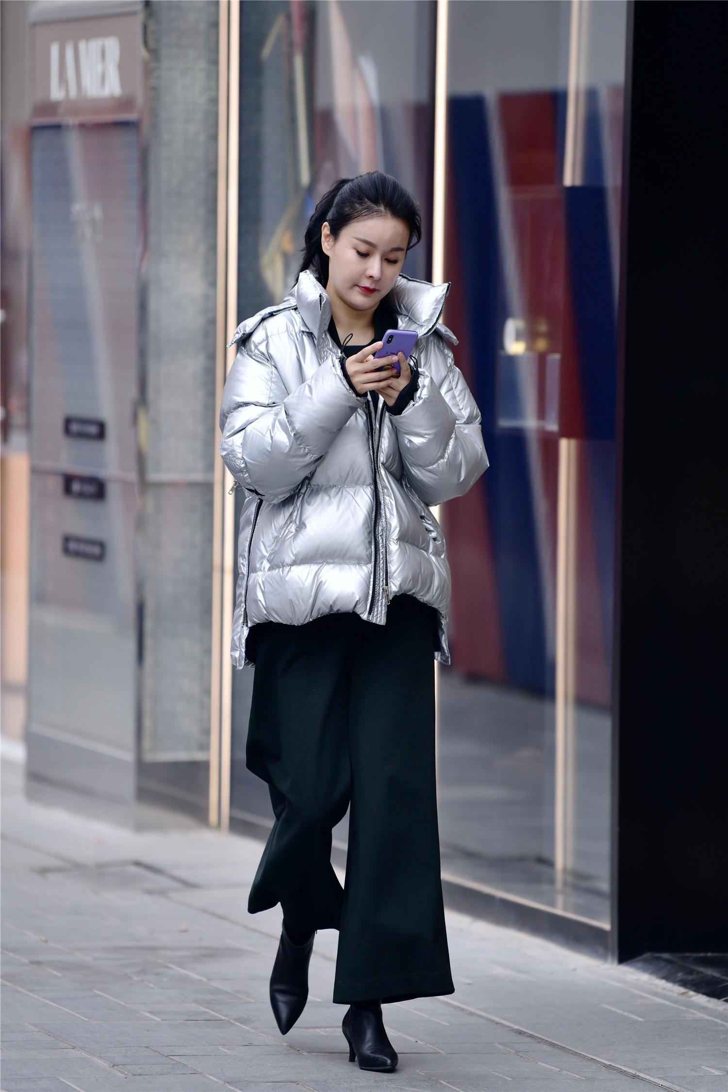 生活中有很多会搭配的姑娘,她们知道该如何选择自己的服装,而且因为