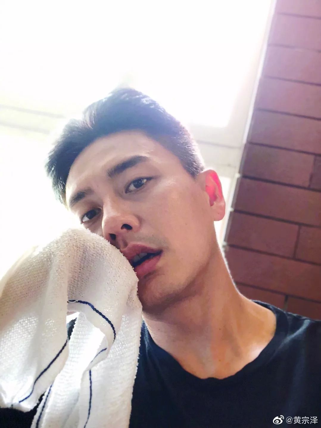 原创黄宗泽和女友拍拖四年,又劈腿陈浩民狼吻女星,幸好胡杏儿没嫁他