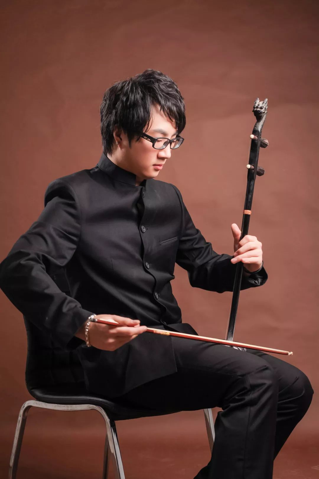 青年高胡演奏家,现任广东民族乐团五架头小组领奏,中胡声部演奏员,曾