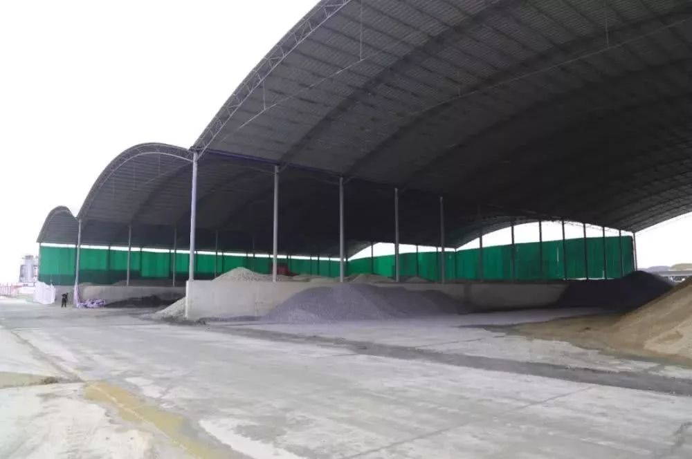 石灰,砂石料仓周围用彩钢板和防尘布封闭,有效防止扬