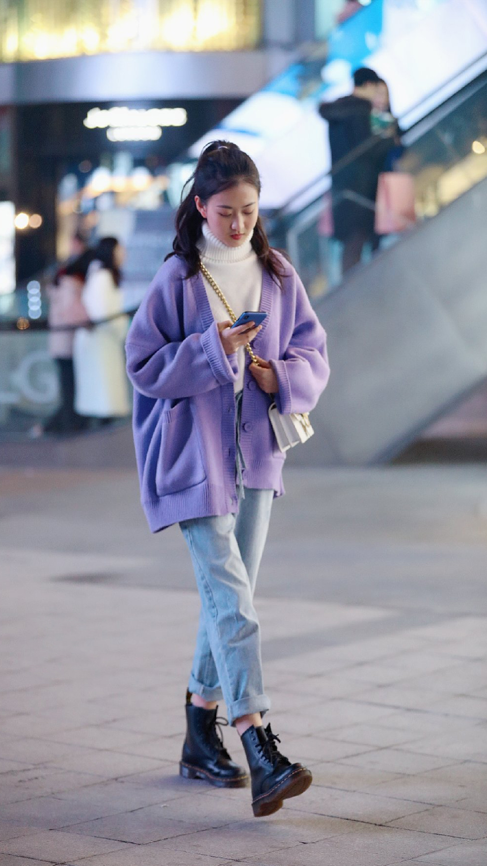 牛仔裤加马丁靴是冬季里时髦又帅气的搭配方式你get了吗