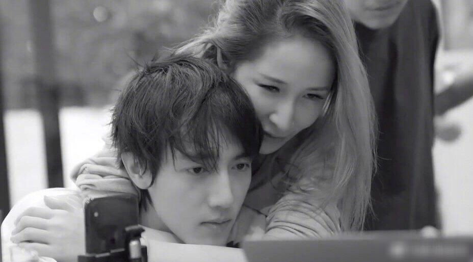 萧亚轩与小16岁鲜肉男友撒狗粮秀恩爱遭网友讽刺扬言提告