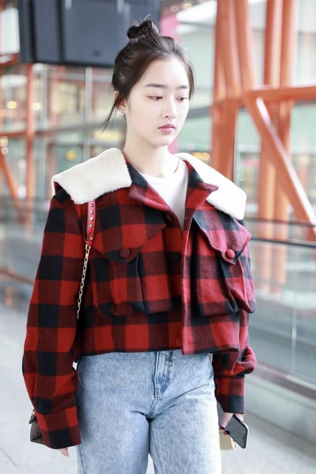 邓恩熙现身机场穿短外套超显腿长年纪小皮肤好得让人羡慕