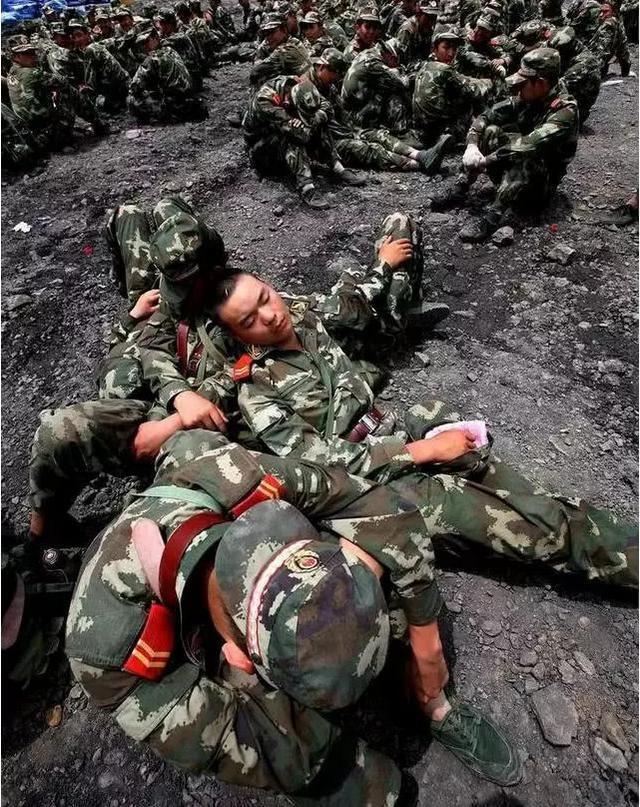 汶川地震幸存女孩19岁军人从废墟拯救她十年后她你该娶我了