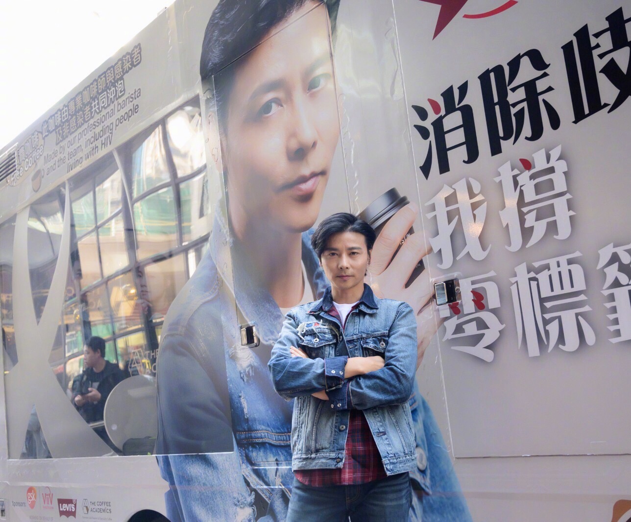 原创张晋长发胡渣看着发福不少亮紫西装成熟内敛和日常品位差太远