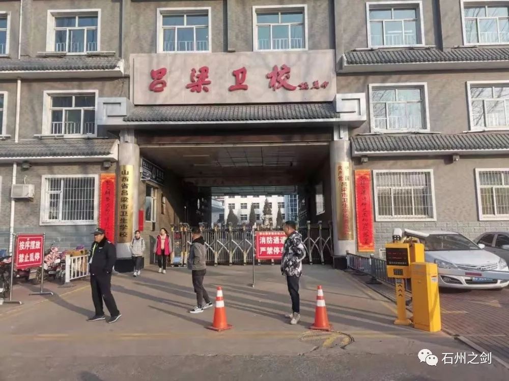 爱心送考交警保驾,堵车考生"不迟到"