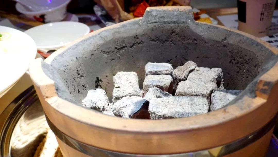 "  冬至围炉而吃曰打边炉" 实打实的"碳炉", 严冬季节,亲朋好友围炉而