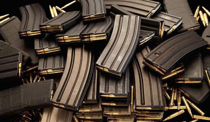 美国大兵换子弹时为什么会将弹匣先在头盔上敲几下其实很实用