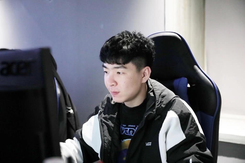 小龙堡上当了rng中上发挥不尽人意网友直呼打野腿被抱断了