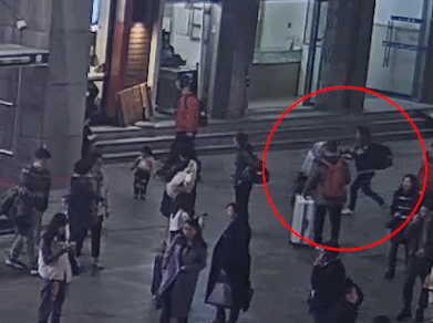 视频惊心！陌生女子火车站抱起2岁女童就跑，好在亲妈一把抢回来