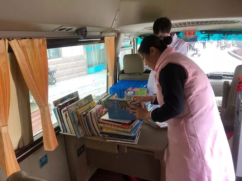 以坚守诠释初心——市少儿图书馆绘本巴士持续服务省儿童医院