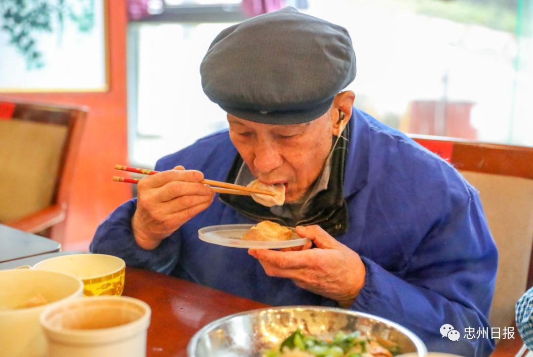 幸福!老人们吃上村里送来的彩色水饺