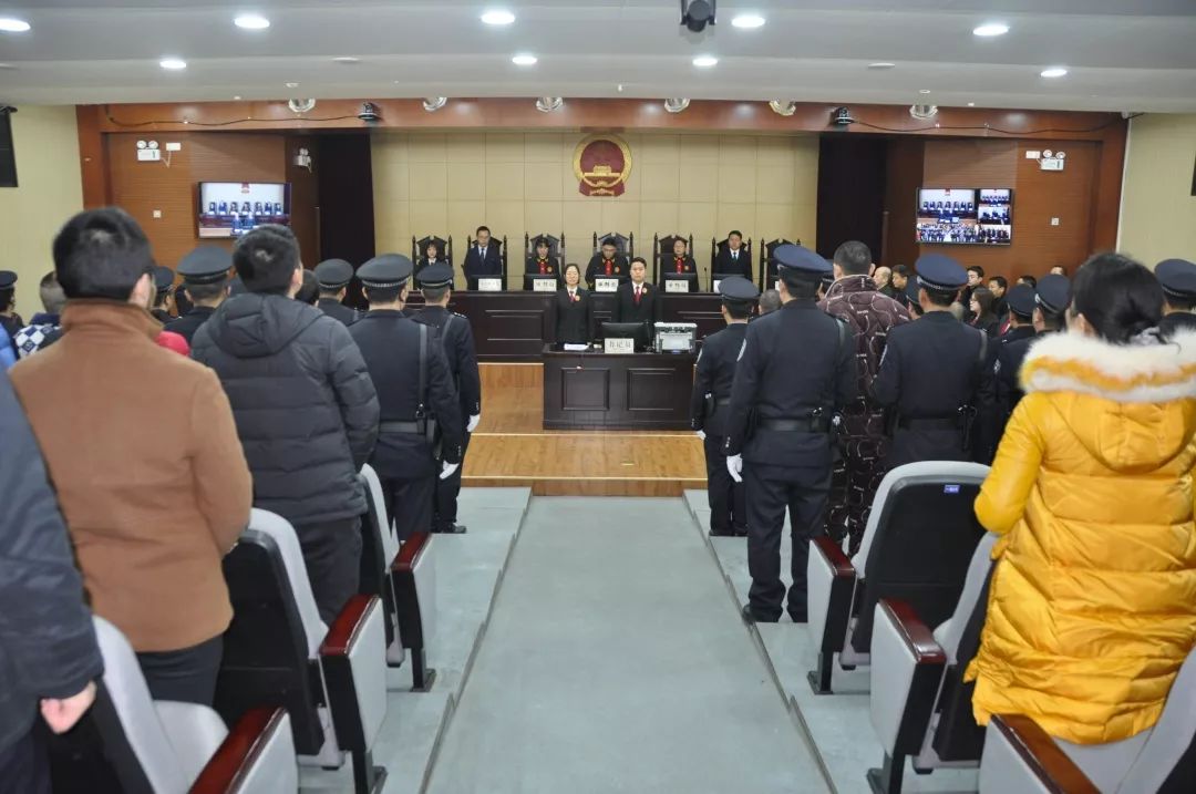 该黑社会性质组织在何育军的组织,领导下,采取暴力